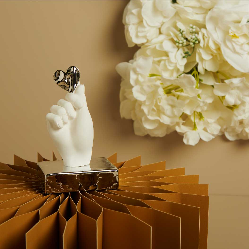 26268 - mano in gesso su base silver con cuore