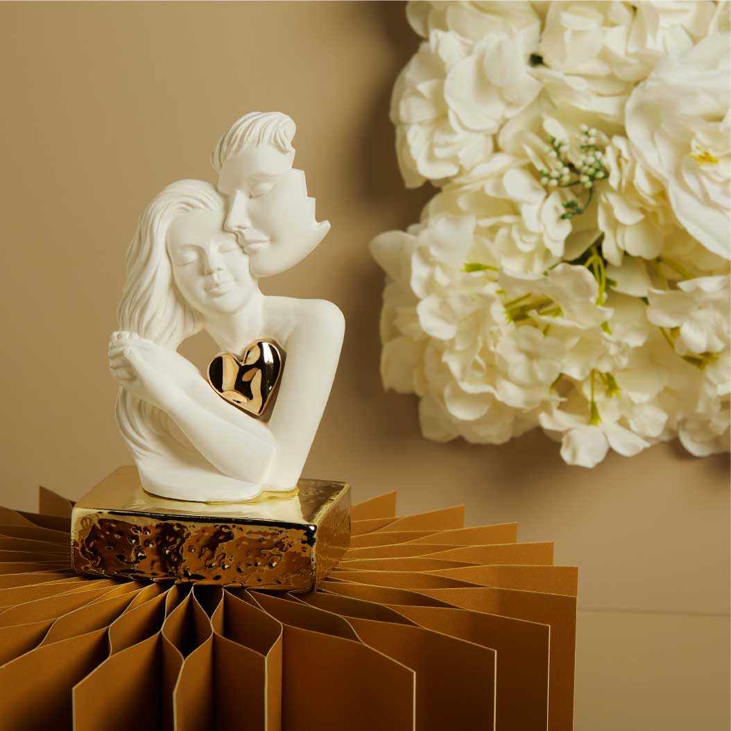 26266 - coppia innamorati con cuore su base oro 7x17x7