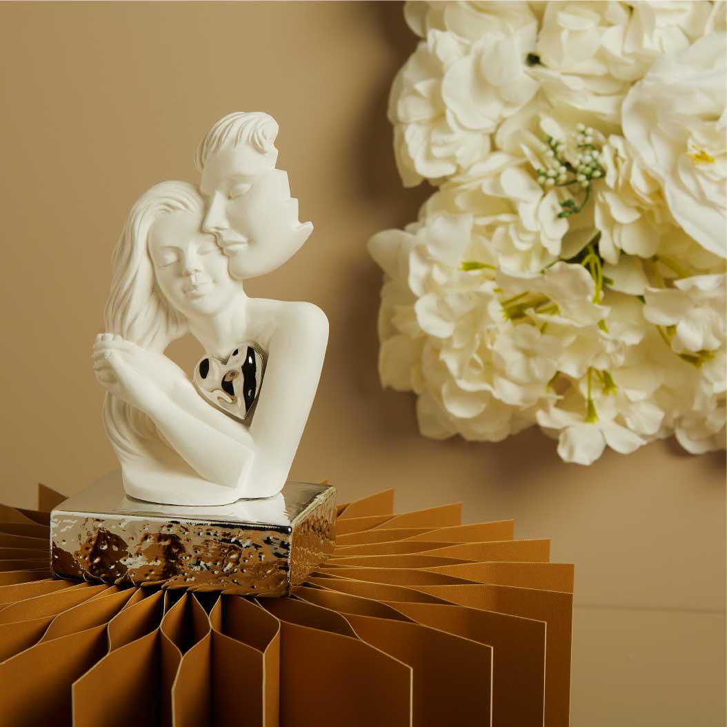 26265 - coppia innamorati con cuore su base silver 7x17x7