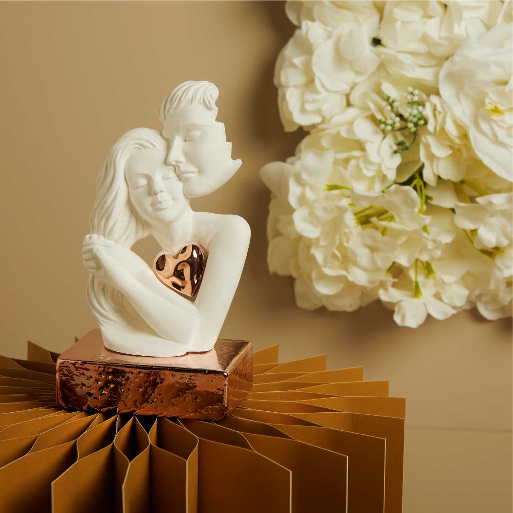 26264 - coppia innamorati con cuore su base oro rosa 7x17x7