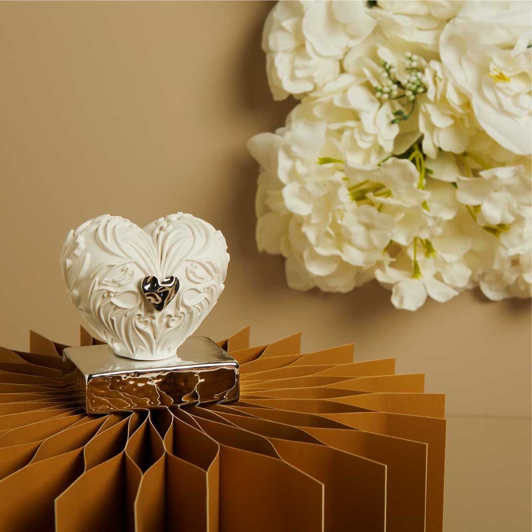 26262 - cuore in gesso su base silver con applicazione 7,6x9x5,5