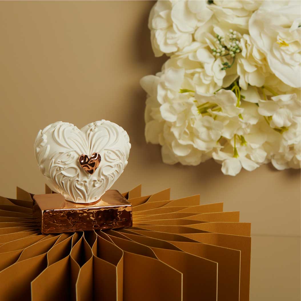 26261 - cuore in gesso su base oro rosa con applicazione 7,6x9x5,5